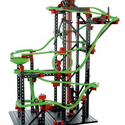 Estrutura de brinquedo com pistas verdes e peças pretas e vermelhas