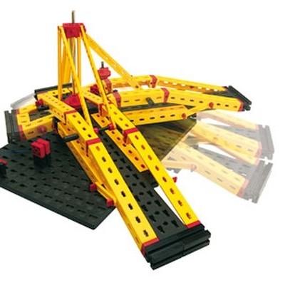 Brinquedo de construção com peças amarelas, vermelhas e pretas montadas numa base preta