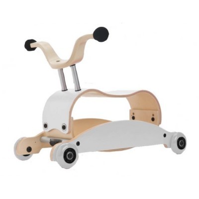 Cadeira de bebé para andar em madeira clara e branca com volante preto.