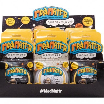 Expositor preto com seis unidades de Mad Mattr Quantum Pod em embalagens amarelas e pretas.