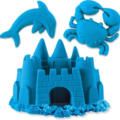Brinquedos azuis em forma de castelo, golfinho e caranguejo