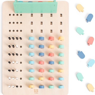 Painel educativo de madeira com pinos e peças coloridas em forma de gelados