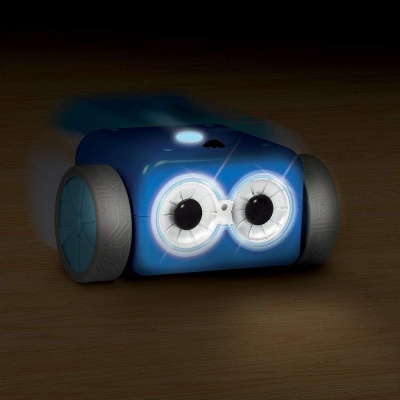 Robô azul com rodas e luzes na frente