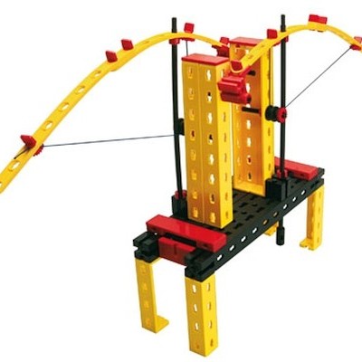 Kit de construção com peças plásticas amarelas, vermelhas e pretas formando uma estrutura mecânica.