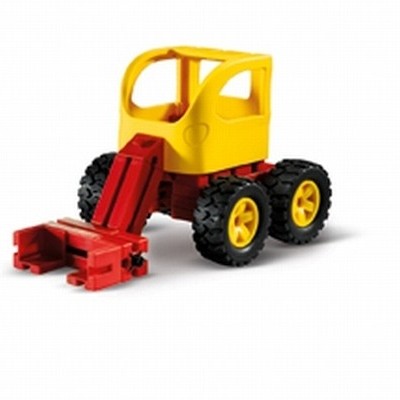 Brinquedo empilhadora amarelo e vermelho com rodas pretas em fundo branco