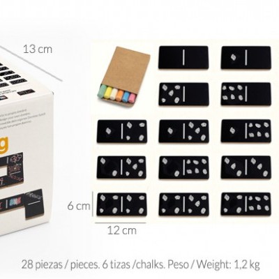 Conjunto de dominó preto com peças brancas e giz colorido em caixa.