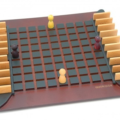 Jogo de tabuleiro Quoridor em madeira com peças de madeira e peões coloridos