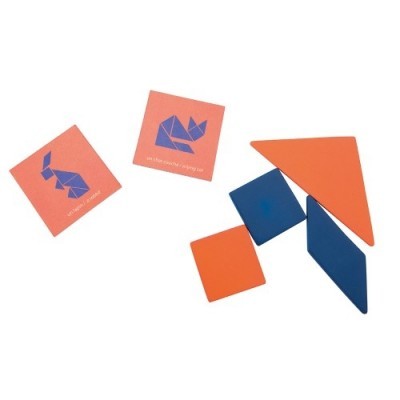 Jogo de tangram com peças geométricas laranja e azul e cartões com desenhos de origami