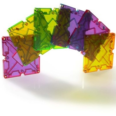 Peças de construção coloridas transparentes unidas formando arco