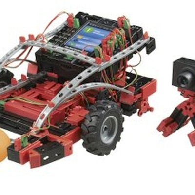 Robô de construção vermelho e preto com ecrã azul e câmara separada