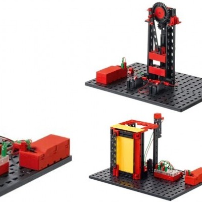 Conjunto de peças de construção mecânicas em bases pretas sobre fundo branco