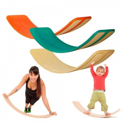 Pranchas de equilíbrio em madeira coloridas com mulheres e crianças a usá-las