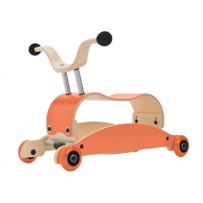 Brinquedo infantil de madeira laranja com quatro rodas e guiador preto