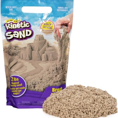 Areia mágica castanha Kinetic Sand em embalagem azul com castelos de areia moldados