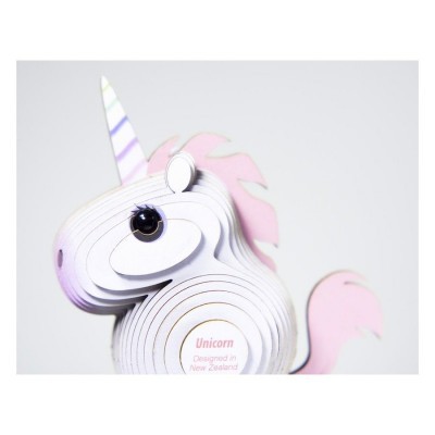 Figura tridimensional de unicórnio em papel com texto