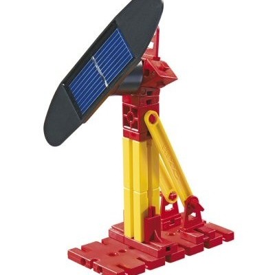 Modelo de plástico com painel solar azul em estrutura vermelha e amarela