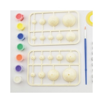 Kit montagem sistema solar com esferas plásticas, tintas coloridas e pincel.