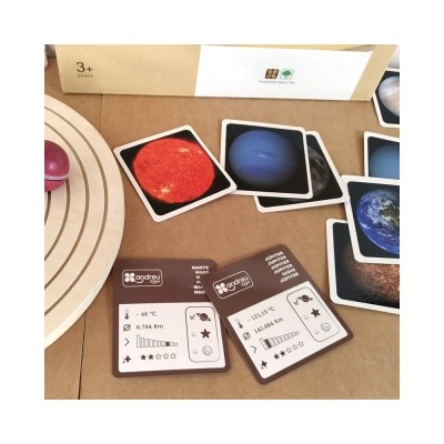 Cartas educativas de planetas e modelo em madeira do sistema solar