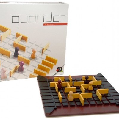 Jogo de tabuleiro Quoridor com peças coloridas e barreiras amarelas