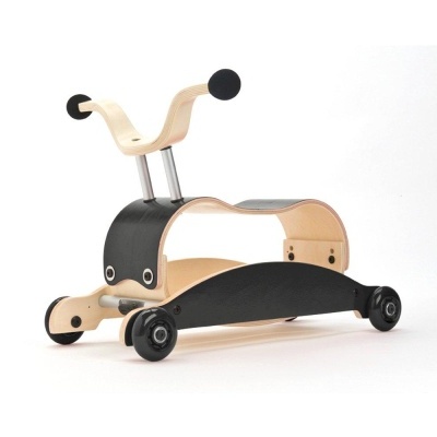Carrinho para crianças em madeira clara e preta com quatro rodas pequenas