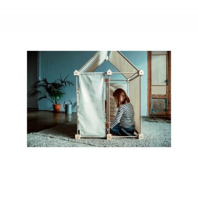 Cabana de brincar em tecido bege com estrutura de madeira clara e criança a brincar no interior