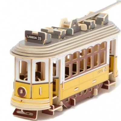 Modelo de elétrico amarelo de madeira com texto LISBOA 28