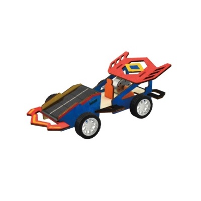 Carro de brinquedo em madeira azul, vermelho e preto com placa solar e figura humana.