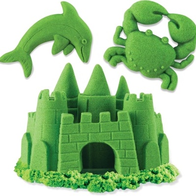Três brinquedos verdes de areia moldável: golfinho, caranguejo e castelo de areia.