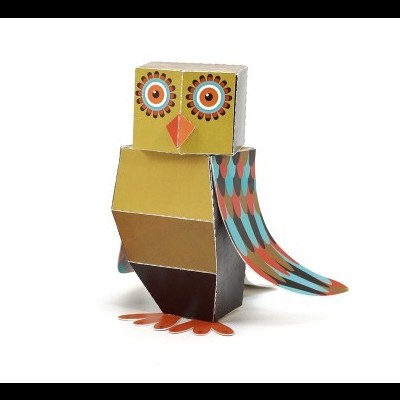 Figura de coruja em cartão colorido com olhos grandes e asas geométricas.