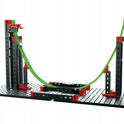 Estrutura metálica cinza com ligações vermelhas e rampa verde em U