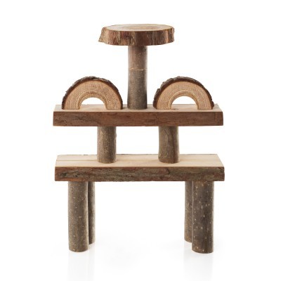 Estrutura de madeira rústica com pranchas e elementos redondos sobre fundo branco