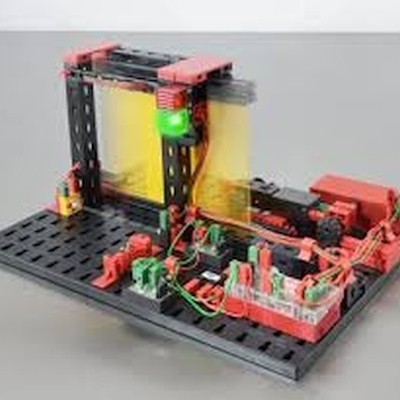 Kit experimental de eletrónica com luz verde e painel amarelo em base preta