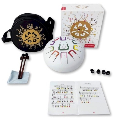 Tamborarmonio branco com desenhos coloridos, bolsa preta com logotipo e acessórios