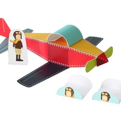 Brinquedo de papel avião colorido com figura de piloto em pé e duas peças pequenas