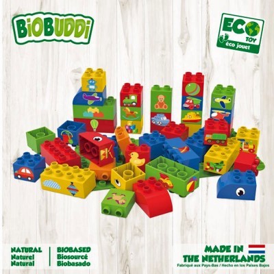 Blocos de construção coloridos biodegradáveis com ilustrações em fundo de madeira clara