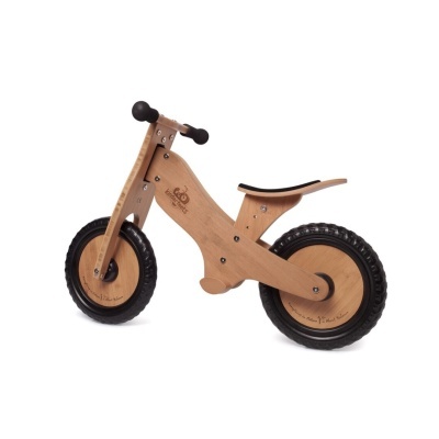 bicicleta de equilíbrio para crianças em madeira clara com pneus pretos