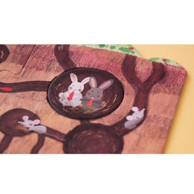 tecido pintado à mão com coelhos em ninhos e galhos castanhos sobre fundo colorido