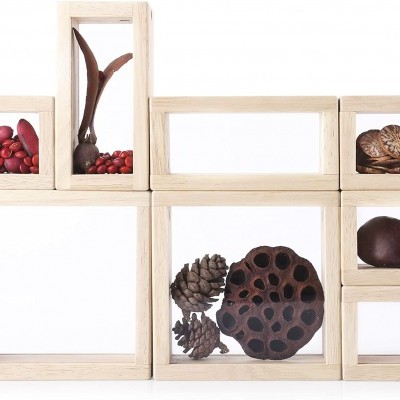 Molduras quadradas em madeira clara com decoração natural seca