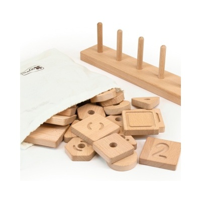 Jogo didático de madeira com peças numéricas e base com pinos