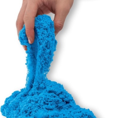 Mão a esticar massa azul fofa e granulada