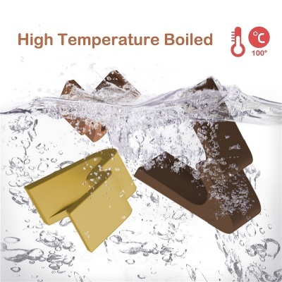 Pedaços de chocolate castanho e creme dentro de água com bolhas e texto sobre alta temperatura.