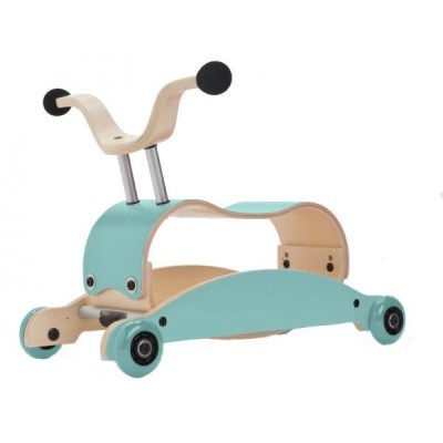 Veículo infantil de equilíbrio azul e madeira clara com quatro rodas