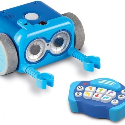 Robô azul de brinquedo com comando remoto azul