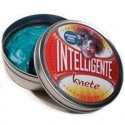 Lata metálica aberta com massa azul-turquesa e rótulo vermelho branco com texto INTELLIGENTE knete.