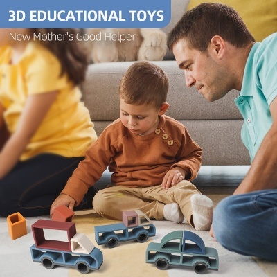 Criança brincando com carrinhos de madeira coloridos no chão com adulto ao lado