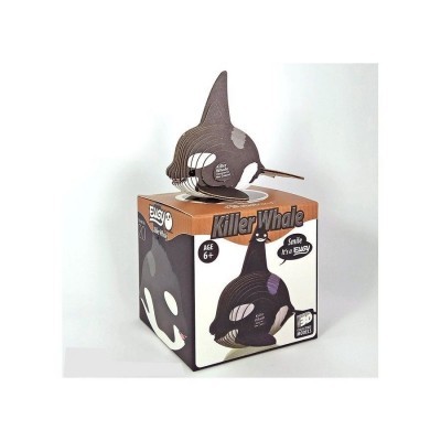 Quebra-cabeças 3D de orca de papel montada sobre caixa com fundo branco e laranja