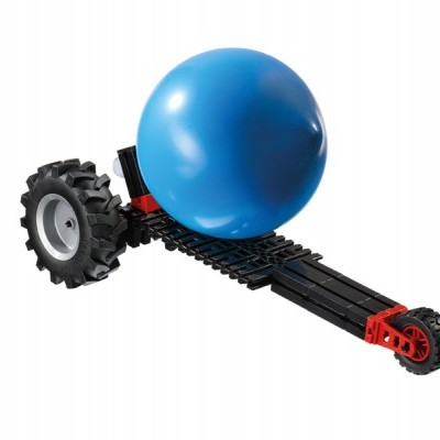 Brinquedo com rodas pretas e bola azul no centro sobre fundo branco