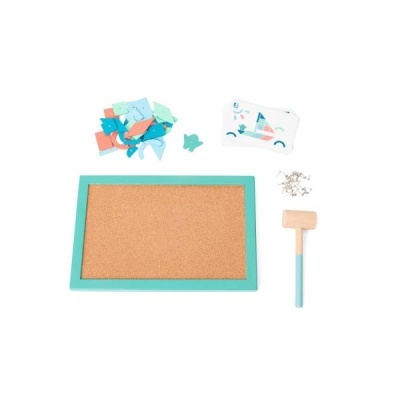 Conjunto de brinquedo com tabuleiro de cortiça, pedaços de madeira colorida, martelo, pregos e cartões