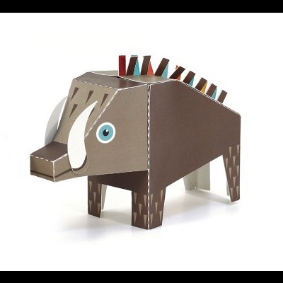 Figura em papel castanho em forma de animal com presas brancas e crista colorida