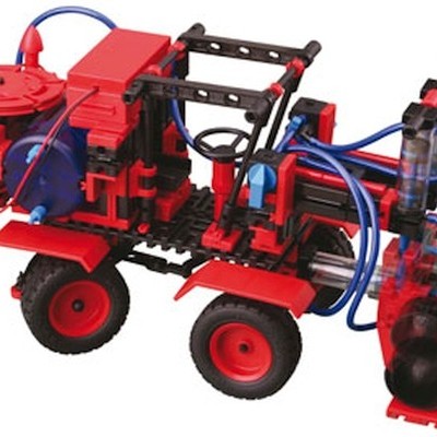 Modelo de carrinho agrícola de plástico vermelho e preto com tubos azuis